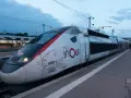 Pociąg TGV INOUI na peronie, z widocznym logo i numerem 4707.
