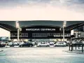 Warszawa Centralna. Po podróży pociągiem, czas na pyszne jedzenie w pobliżu dworca. Zaparkowane samochody czekają na pasażerów.
