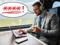 Biznesmen w pociągu próbuje połączyć się z intercity wifi, ale hasło jest nieprawidłowe.
