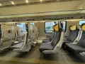 Komfortowe fotele w pociągu, idealne na podróż w drugiej klasie.