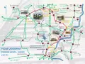 Mapa kolejowa z zaznaczonymi trasami, stacjami i zdjęciami krajobrazów.