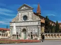Bazylika Santa Maria Novella we Florencji, niedaleko dworca kolejowego, z piękną fasadą i kwitnącymi różami.