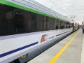Pociąg PKP Intercity z charakterystycznym logo eic i eip stoi na peronie.