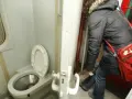 Toalety w pociągach TLK: Czy korzystasz na stacji? Sprawdź!