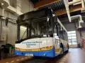 Autobus komunikacji miejskiej Solaris w zajezdni, z napisem "Komunikacja Autobusowa Świnoujście".