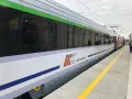 Nowoczesny pociąg express PKP Intercity stoi na peronie.