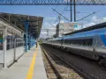 Stacja PKP z nowoczesnym pociągiem. Idealny moment na podróż, bo czeka zniżka 78 % PKP!