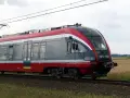 Nowy rozkład jazdy Sandomierz: nowoczesny pociąg ED74-001d mknie przez pola.