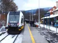 Pociąg KD na stacji Świeradów-Zdrój, gotowy do podróży z Wrocławia.