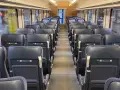 Puste siedzenia w wagonie TLK 1 klasa i 2 klasa. Czekają na pasażerów.