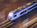 Pendolino pędzi po torach, oferując pasażerom szybkie podróże z dostępem do wifi.