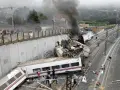 Katastrofa kolejowa w Hiszpanii: przewrócone wagony, dym i pożar. Na torach widać ratowników i poszkodowanych.