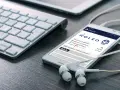 Smartfon z aplikacją KOLEO pokazuje plan podróży i opcje płatności, oferując ulga ustawowa przy zakupie biletów.