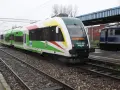 Pociąg z napisem "Zielona Góra" na torach, z zielonymi i białymi pasami na karoserii.