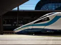 Nowoczesny pociąg Pendolino PKP Intercity na peronie. Zastanawiasz się, jak otworzyć drzwi w Intercity? Zwykle wystarczy nacisnąć przycisk lub lekko pchnąć.