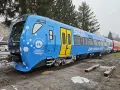 Niebieski pociąg SKPL z napędem wodorowym, oznaczony jako "ZERO EMISSION TRAIN", stoi na torach.