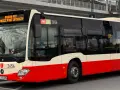 Autobus linii 210 "Osoba PKP przez Port Lotniczy" czeka na pasażerów. To wygodny dojazd z dworca PKP do lotniska w Gdańsku.