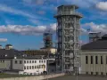 Nowoczesne budynki i wieże przemysłowe w Wałbrzychu. Może to miejsce oferuje ulgi dla emerytów?