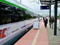 PKP Intercity na peronie. Tablica informacyjna obok pociągu, może zawierać dane o zgubionych rzeczach, jak w biurze rzeczy znalezionych PKP.