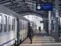 Pociąg na peronie, tablica informacyjna z trasą do Zakopanego, pasażerowie.