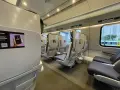 Puste siedzenia w wagonie 1 klasa intercity. Czysto i nowocześnie, idealnie na podróż.