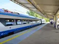 Pociąg PKP Intercity TLK czeka na pasażerów na peronie.
