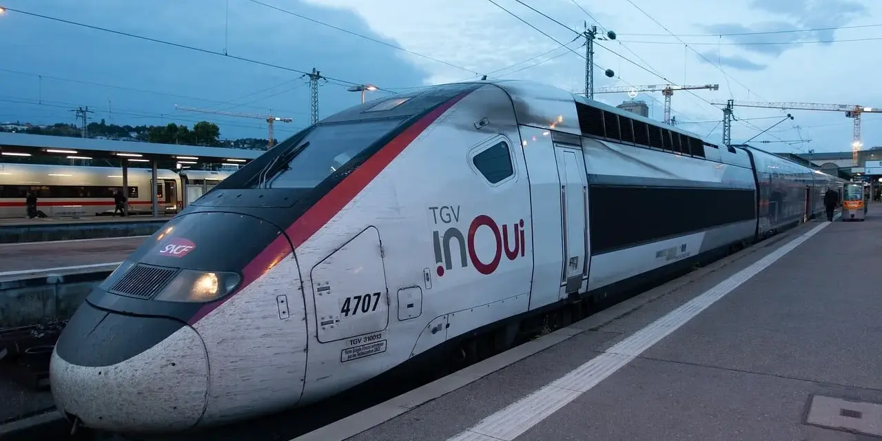 Pociąg TGV INOUI na peronie, z widocznym logo i numerem 4707.