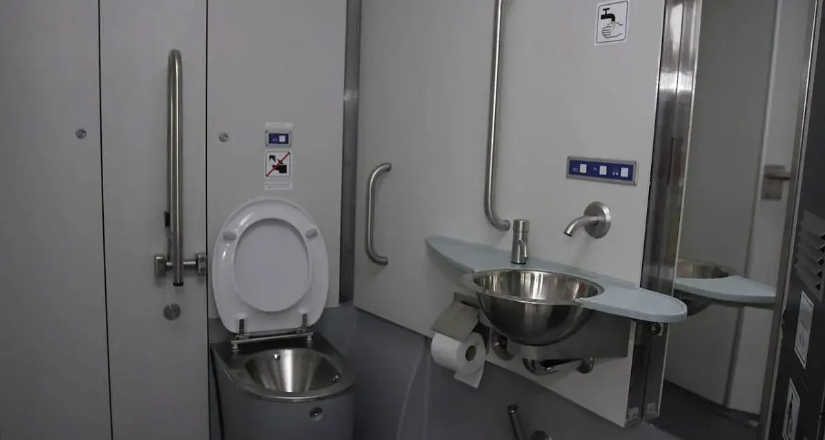 Toalety w Intercity: Jak szybko znaleźć i co musisz wiedzieć?