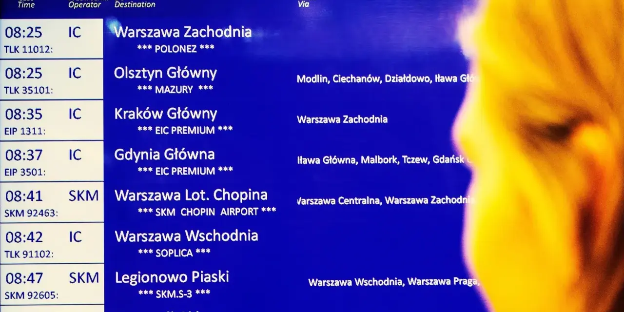 Tablica odjazdów PKP: 08:25 IC do Warszawy Zachodniej, 08:25 IC do Olsztyna Głównego, 08:35 IC do Krakowa Głównego. Kiedy zmiana rozkładu jazdy PKP, warto sprawdzić te odjazdy.
