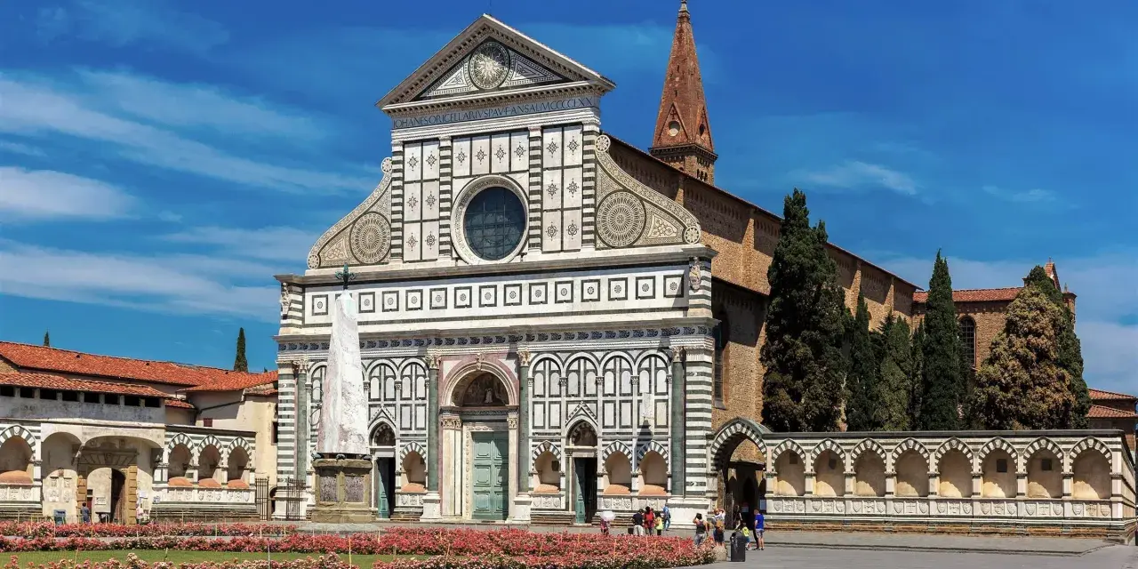Bazylika Santa Maria Novella we Florencji, niedaleko dworca kolejowego, z piękną fasadą i kwitnącymi różami.