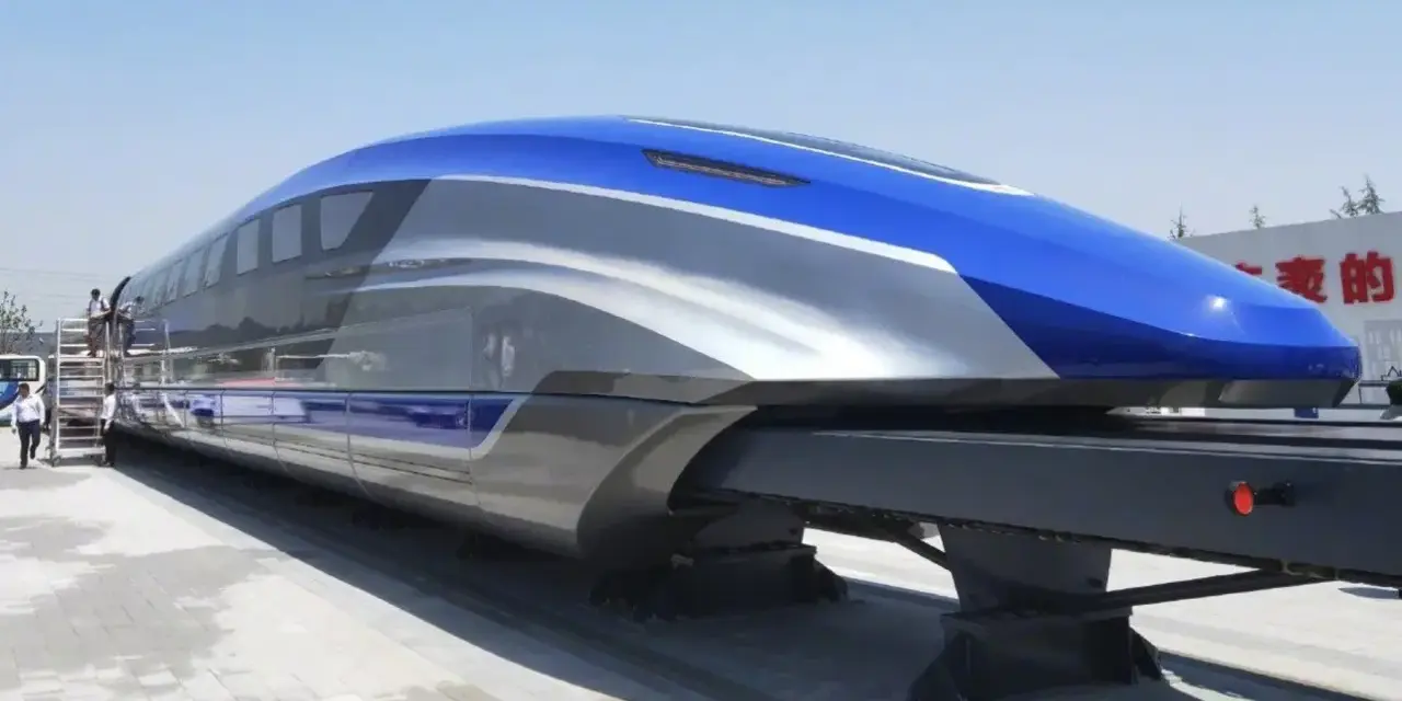Nowoczesny pociąg maglev w kolorze niebiesko-srebrnym, gotowy do podróży z zawrotną prędkością.