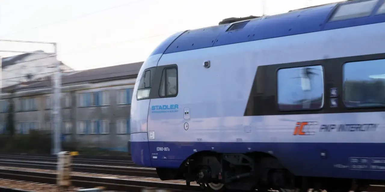 Pociąg PKP Intercity Stadler ED160-007a w ruchu na torach.