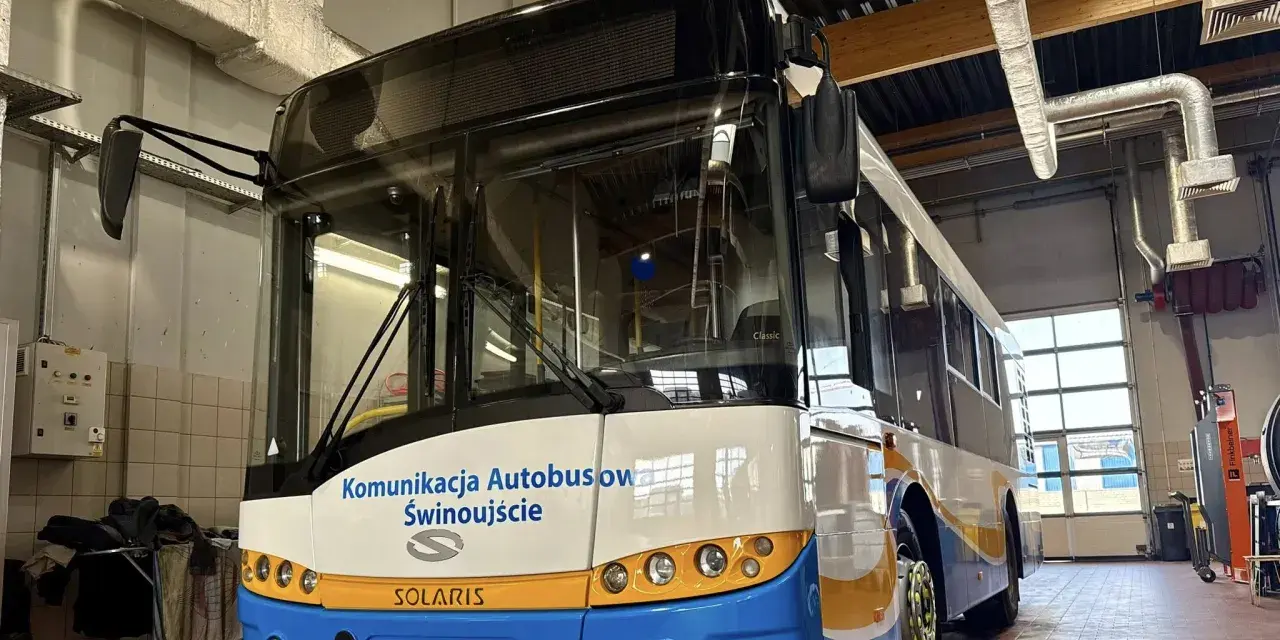 Autobus komunikacji miejskiej Solaris w zajezdni, z napisem "Komunikacja Autobusowa Świnoujście".