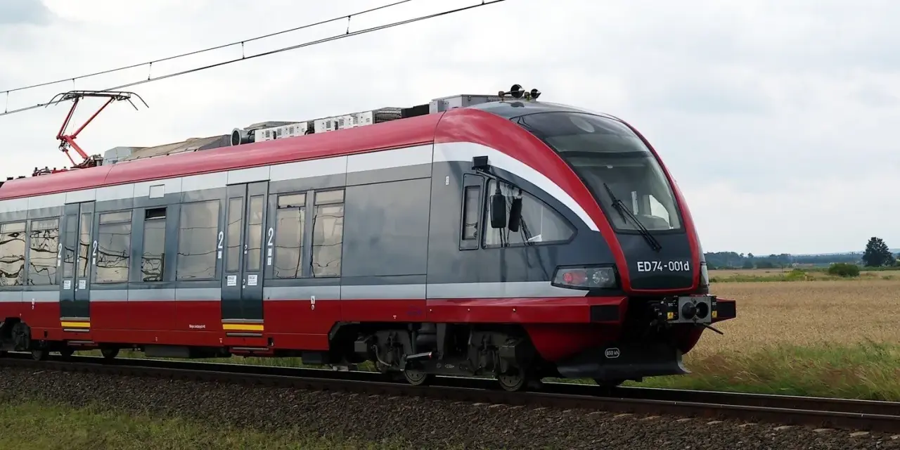Nowy rozkład jazdy Sandomierz: nowoczesny pociąg ED74-001d mknie przez pola.
