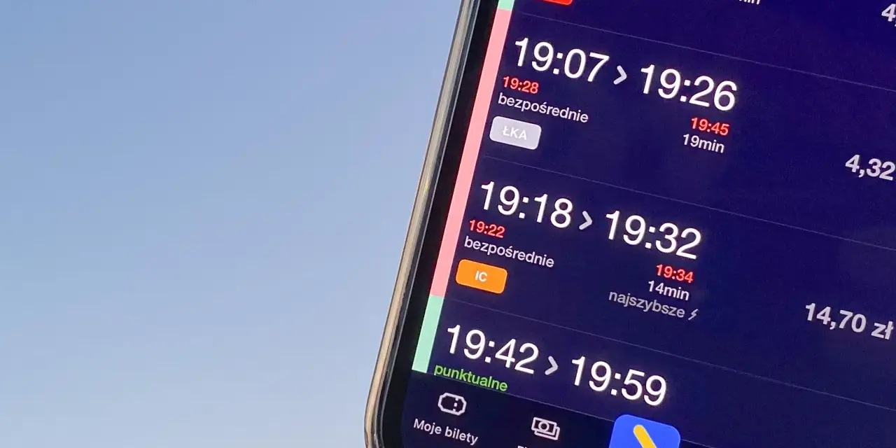 Telefon wyświetla rozkład jazdy pociągów z informacją o opóźnieniach.