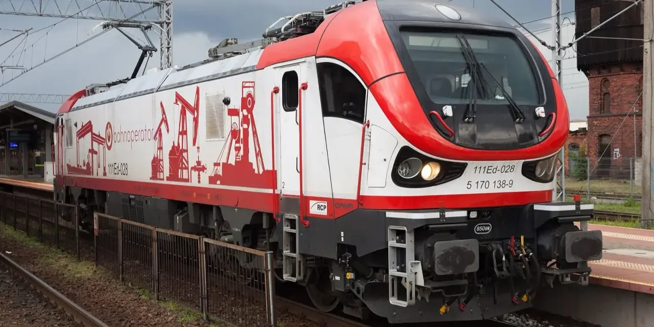 Szynobus PKP Gorzów z charakterystycznym malowaniem. Rozkład jazdy szynobusu wkrótce na tablicy.