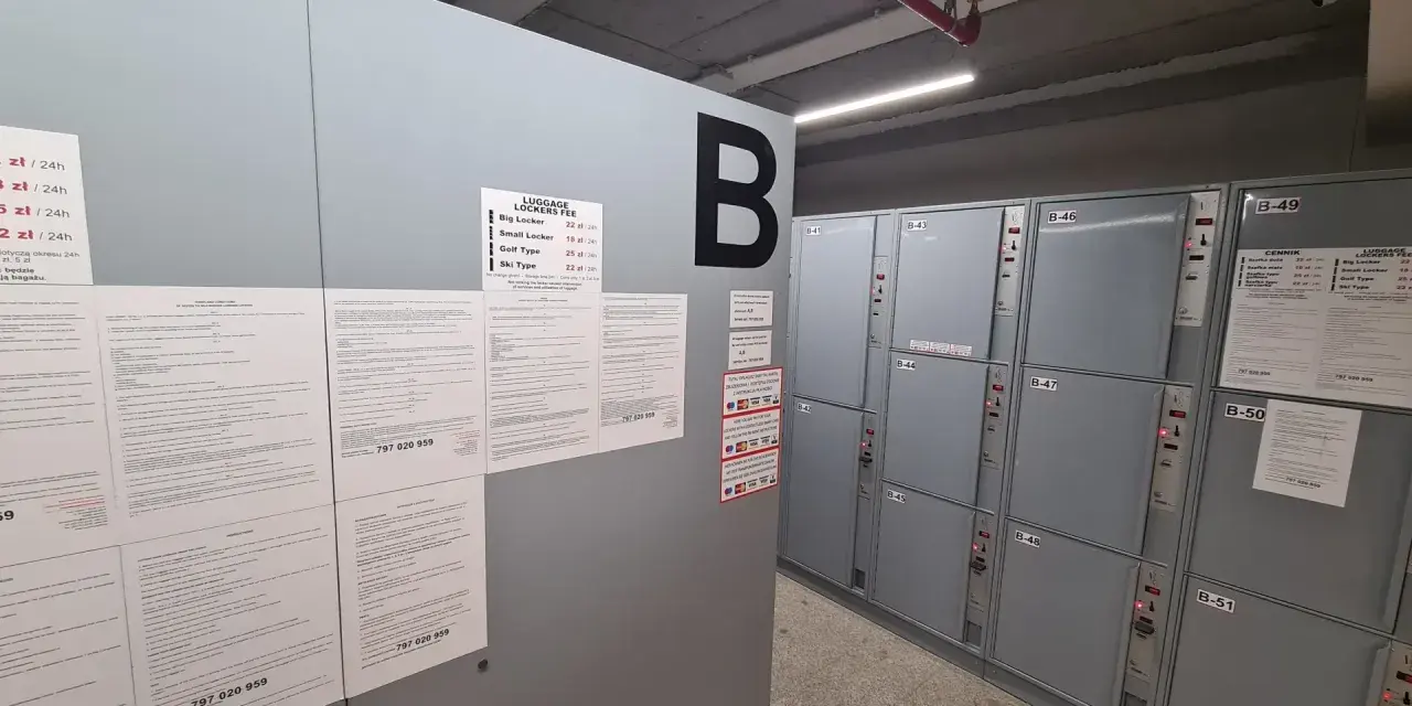 Gdynia dworzec główny: przechowalnia bagażu oferuje szafki w różnych rozmiarach. Cennik: Big Locker 22 zł/24h, Small Locker 18 zł/24h.