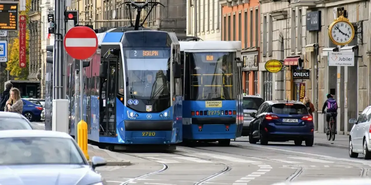 Tramwaj z dworca w Krakowie do Prokocimia? Linia 2 jedzie w kierunku Biskupina. Zobacz, jak dojechać z dworca w Krakowie do Prokocimia, korzystając z komunikacji miejskiej.