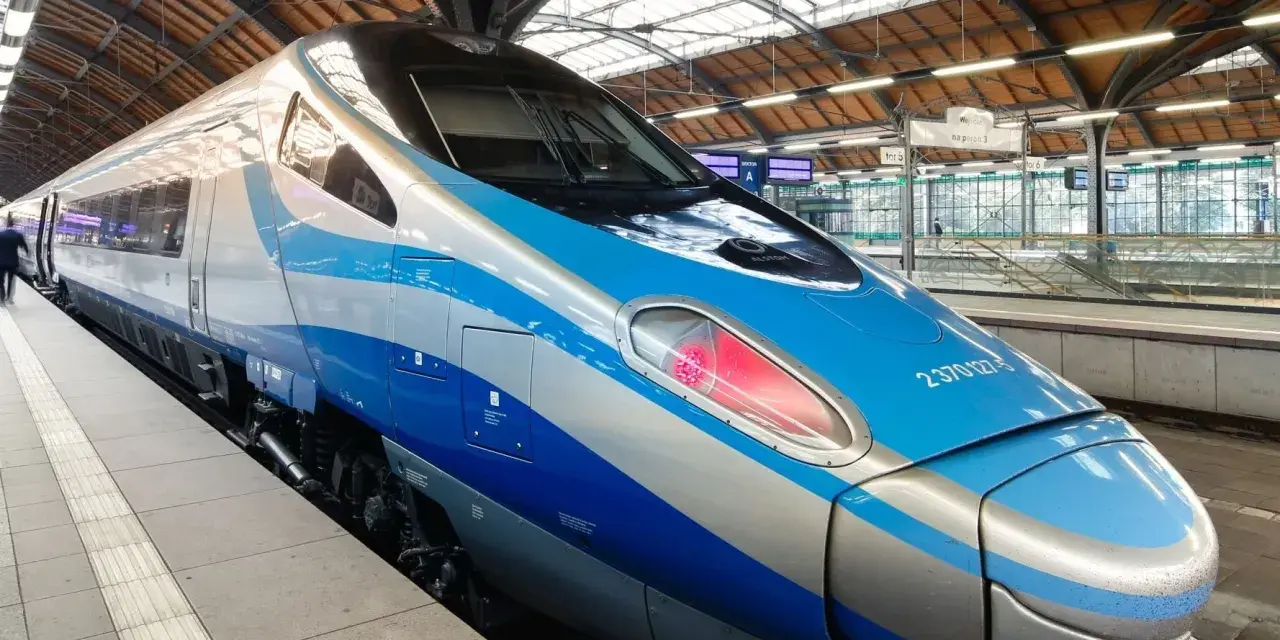 Nowoczesny pociąg Pendolino PKP Intercity na peronie.