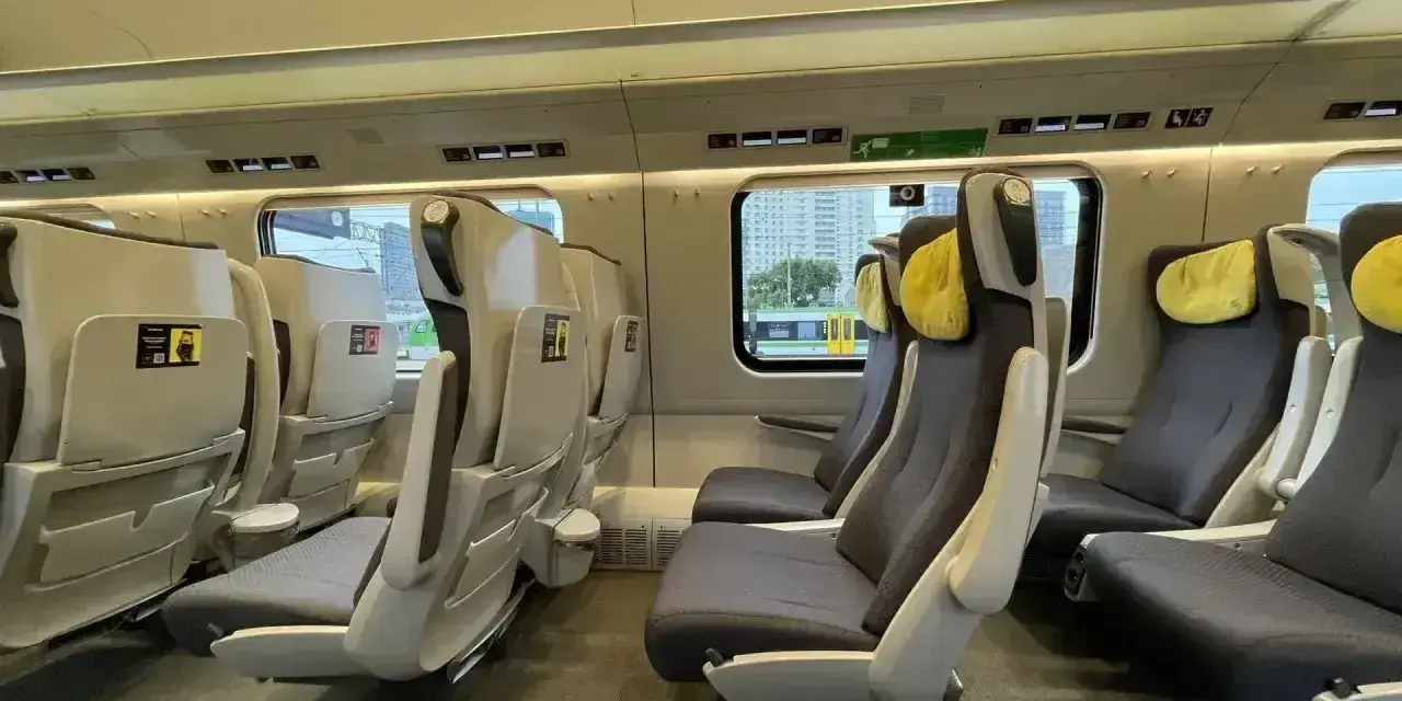 Komfortowe fotele w Pendolino 2 klasą, co w cenie biletu. Miękkie zagłówki i dużo miejsca na nogi.