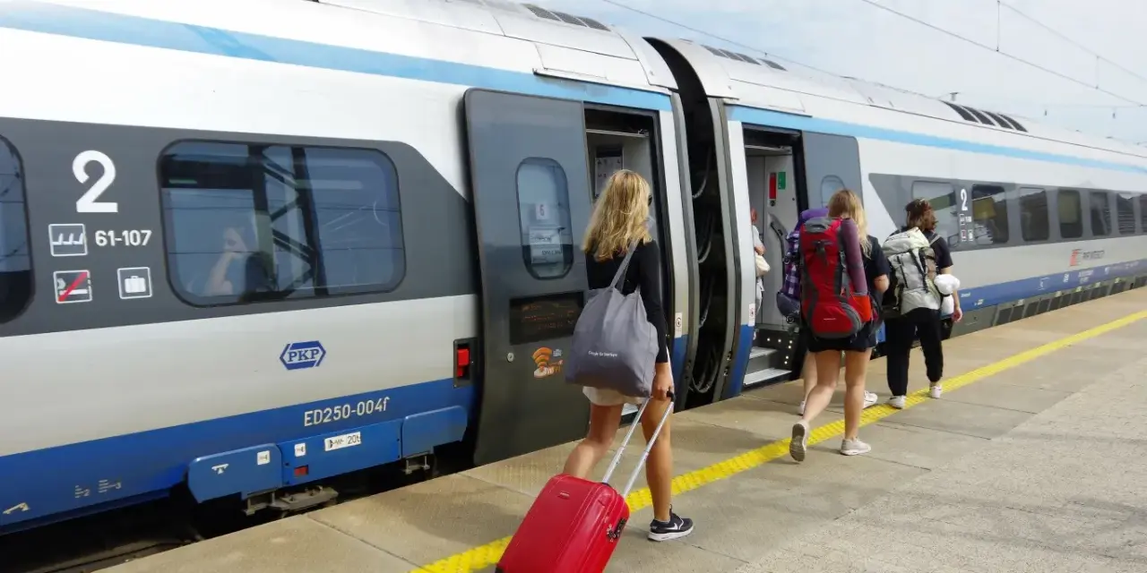 PKP Intercity: Bilet u konduktora? Jak kupić i nie przepłacić!