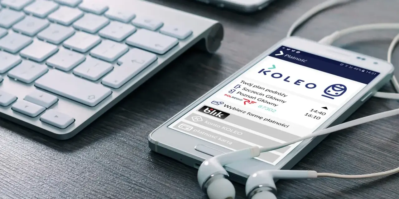 Smartfon z aplikacją KOLEO pokazuje plan podróży i opcje płatności, oferując ulga ustawowa przy zakupie biletów.