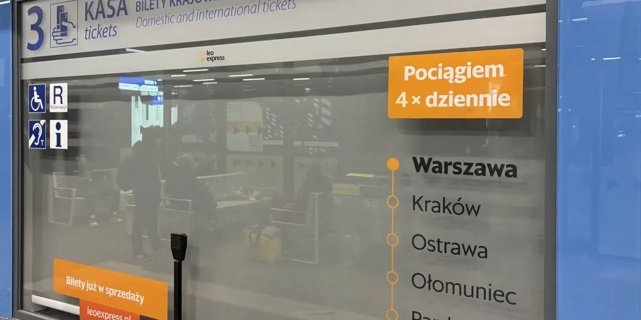 Kasa biletowa z informacją o trasach pociągów Leo Express: Warszawa, Kraków, Ostrawa, Ołomuniec, Pardubice, Praga.