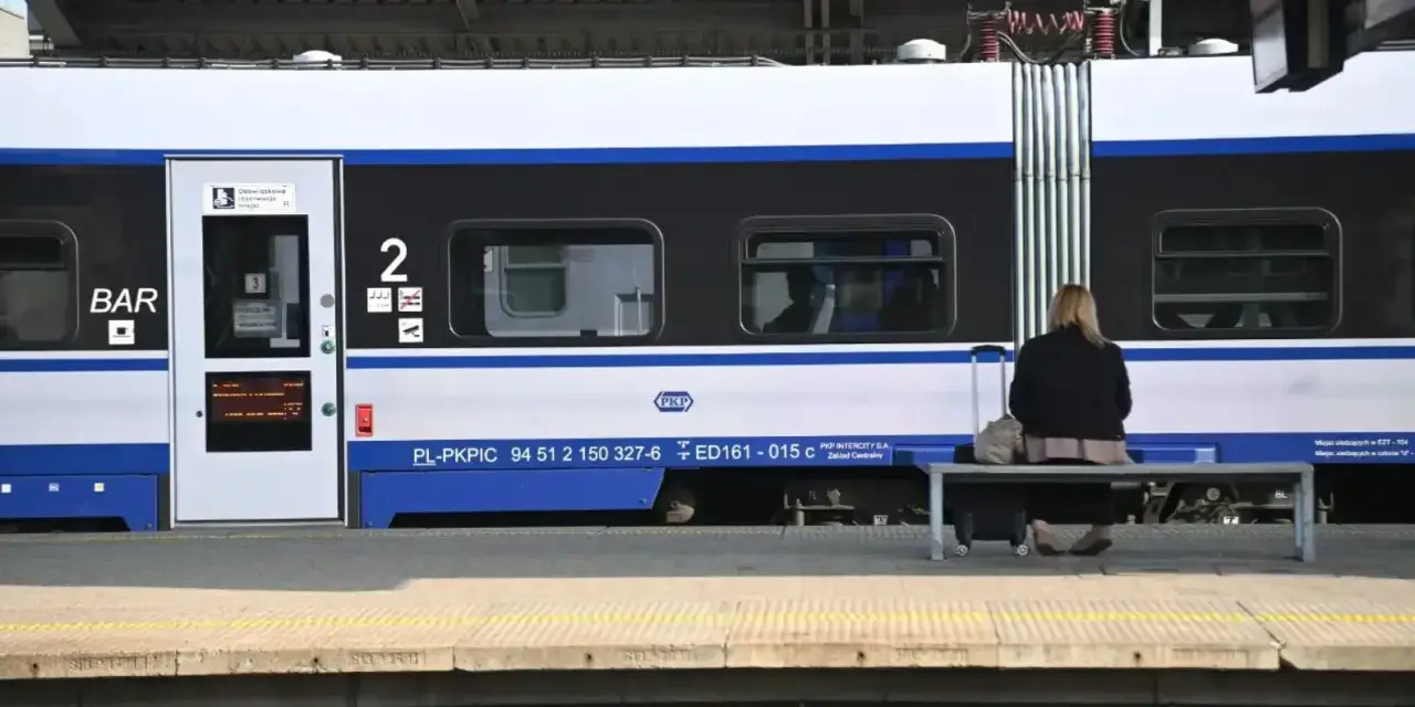 Kobieta z walizką czeka na pociąg PKP Intercity, szukając tanich biletów.