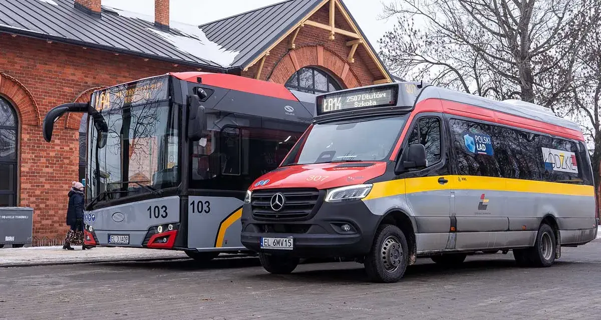 Autobusy i bus w Pabianicach, Łódzkie. Jeden z nich to linia 103, drugi to LA14 jadący do Dłutowa.