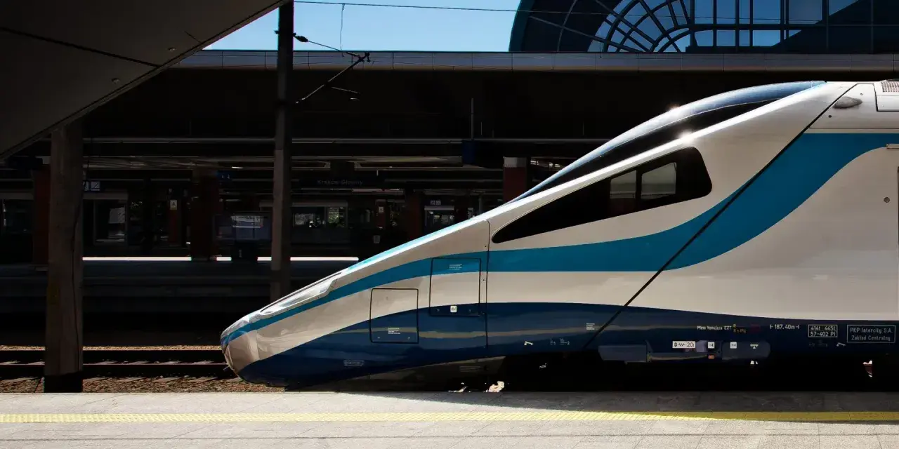 Nowoczesny pociąg Pendolino PKP Intercity na peronie. Zastanawiasz się, jak otworzyć drzwi w Intercity? Zwykle wystarczy nacisnąć przycisk lub lekko pchnąć.