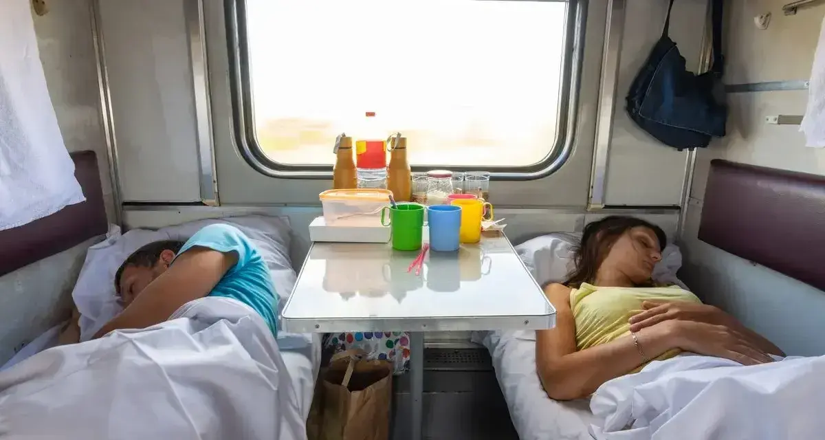 Para podróżuje w wagonie sypialnym 2-osobowym. Cena za nocleg jest przystępna, a widok z okna zachwyca.