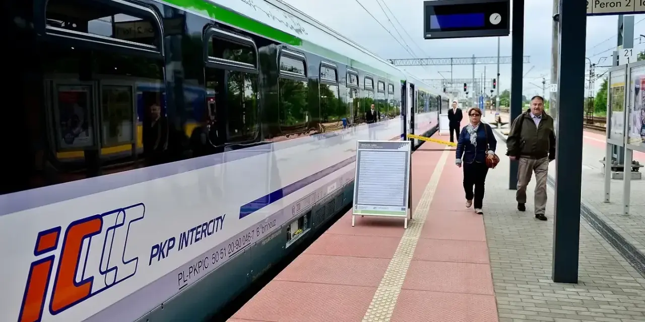 PKP Intercity na peronie. Tablica informacyjna obok pociągu, może zawierać dane o zgubionych rzeczach, jak w biurze rzeczy znalezionych PKP.