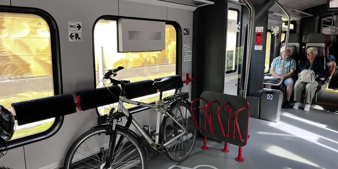Wnętrze pociągu PKP z miejscami na rowery. Dowiedz się, jak kupić bilet na rower PKP, by podróżować z nim bez problemu.
