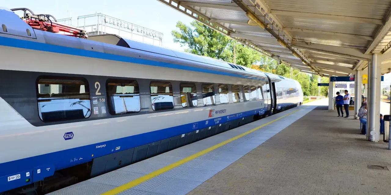 Pociąg PKP Intercity na peronie, czekający na pasażerów. Czyżby opóźnienia pociągów Warszawa?